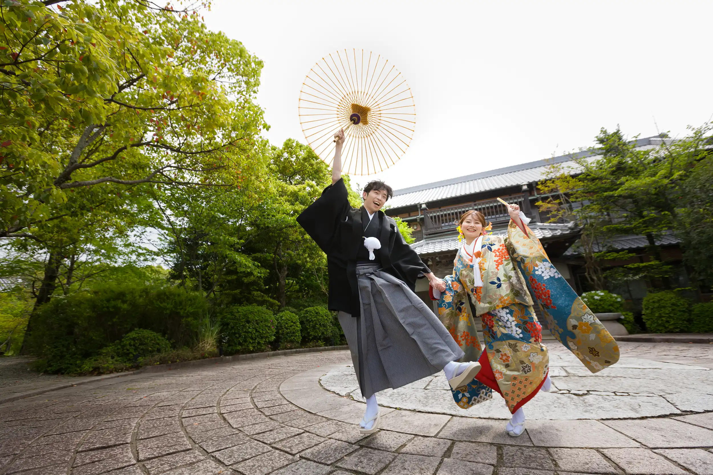 白無垢の花嫁と紋付袴の新郎