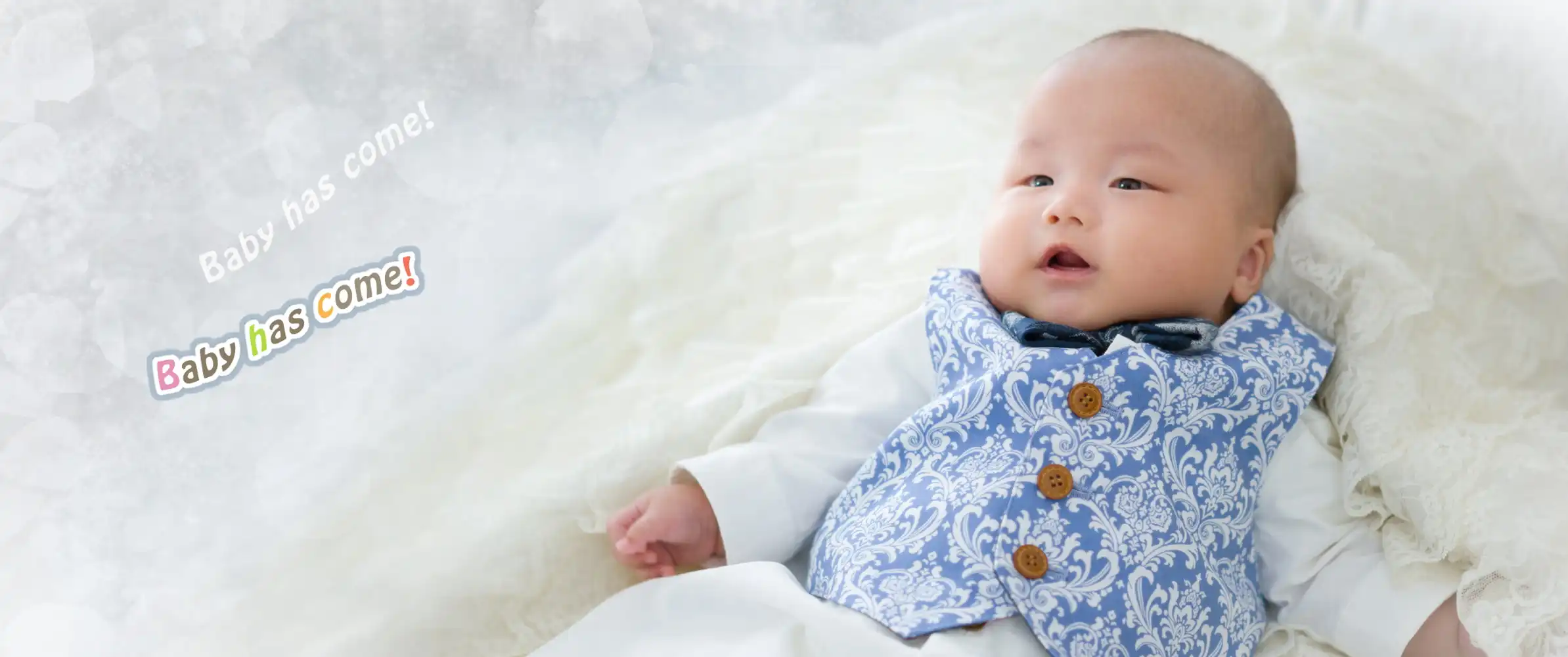 祝着に包まれたお宮参りの赤ちゃん