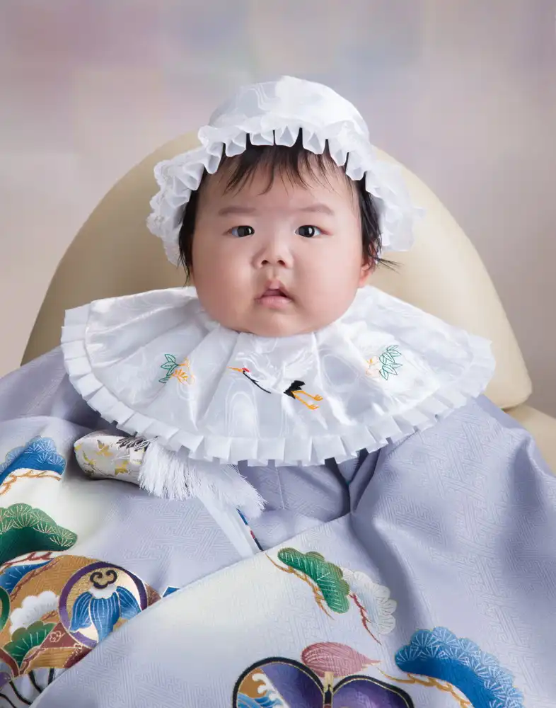 祝着に包まれたお宮参りの赤ちゃん