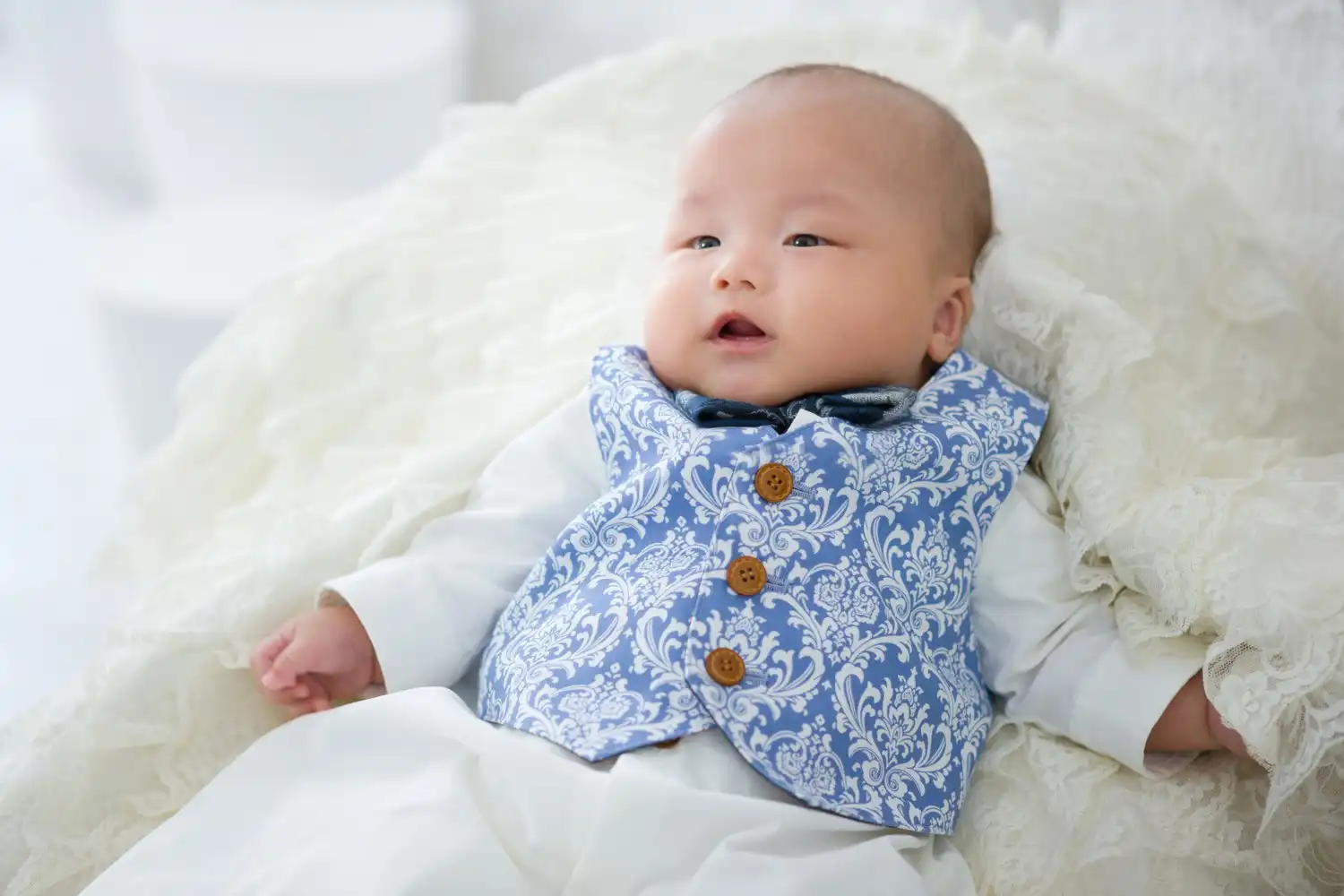祝着に包まれたお宮参りの赤ちゃん