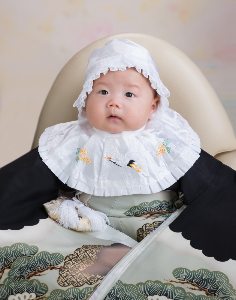 祝着に包まれたお宮参りの赤ちゃん