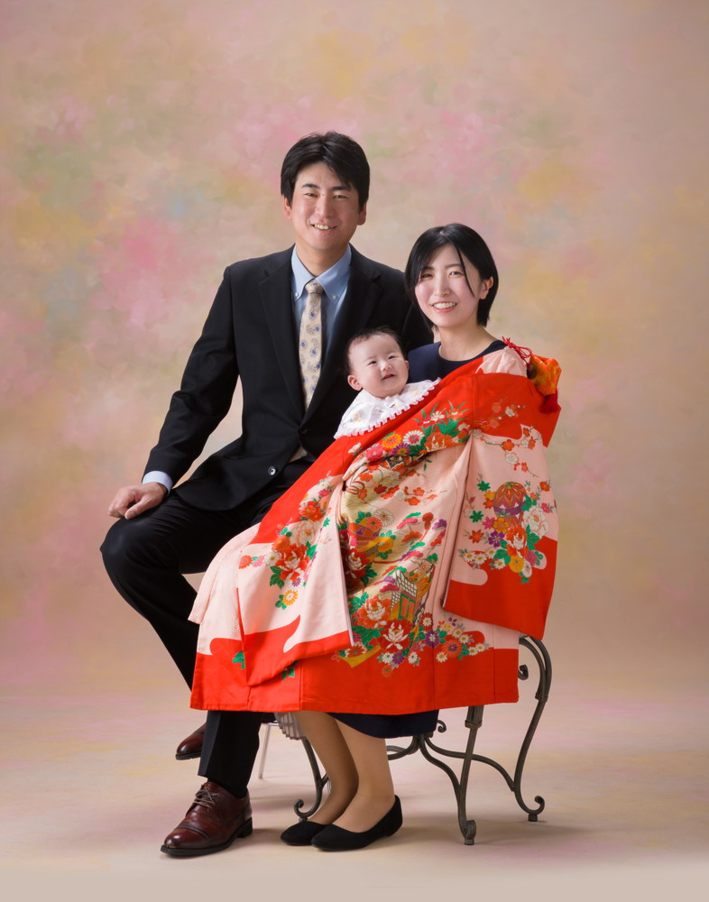 祝着に包まれたお宮参りの赤ちゃん