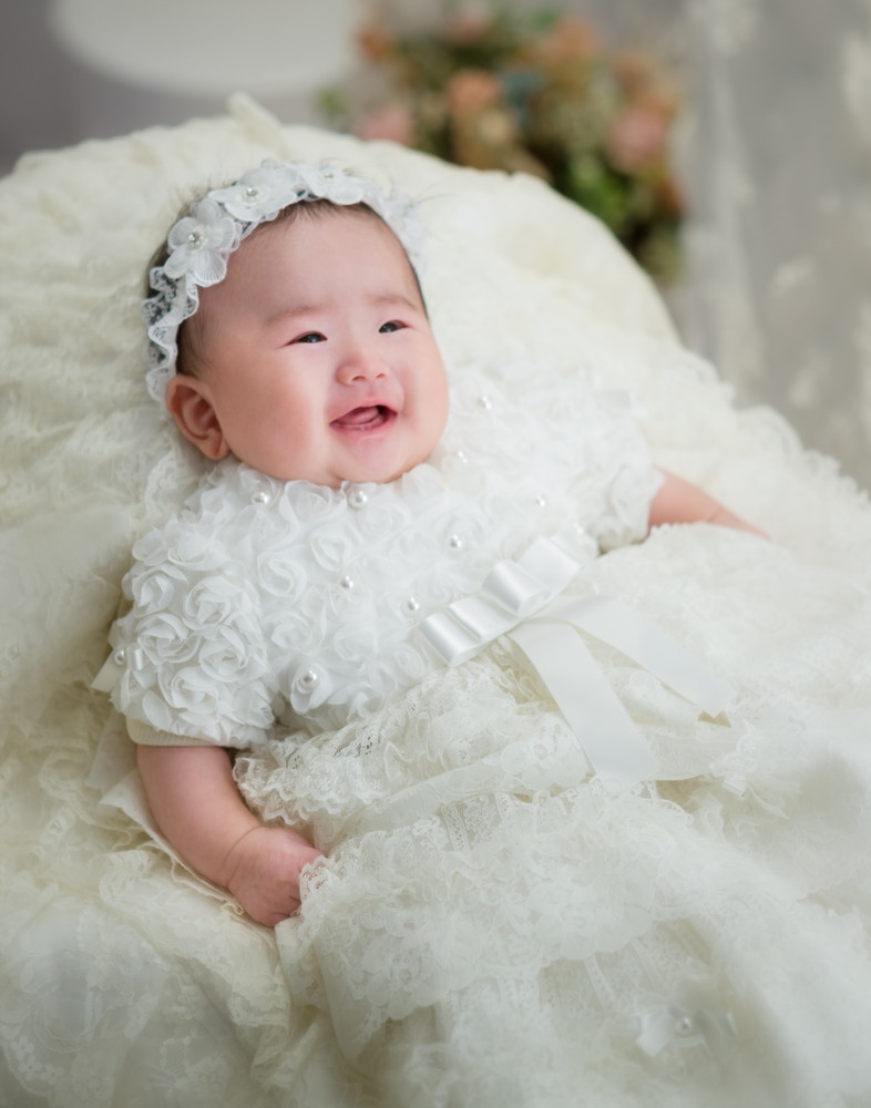 祝着に包まれたお宮参りの赤ちゃん