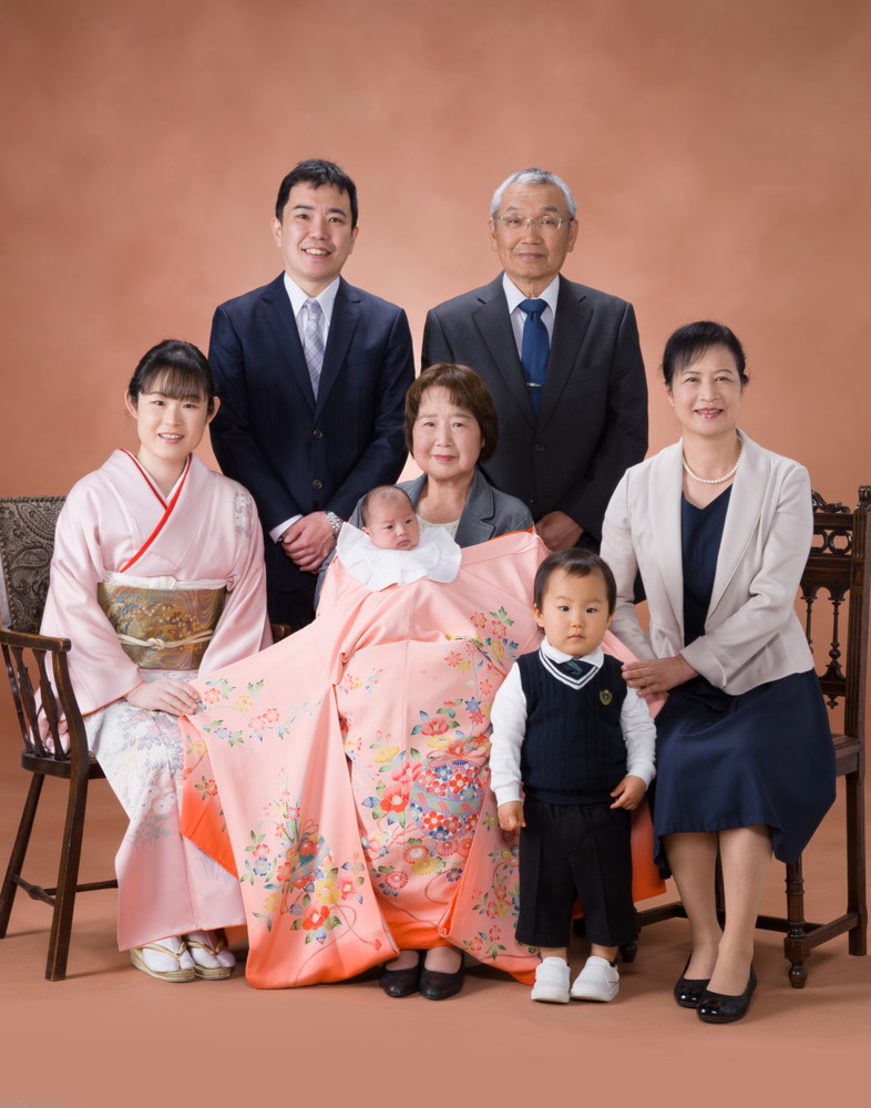 祝着に包まれたお宮参りの赤ちゃん