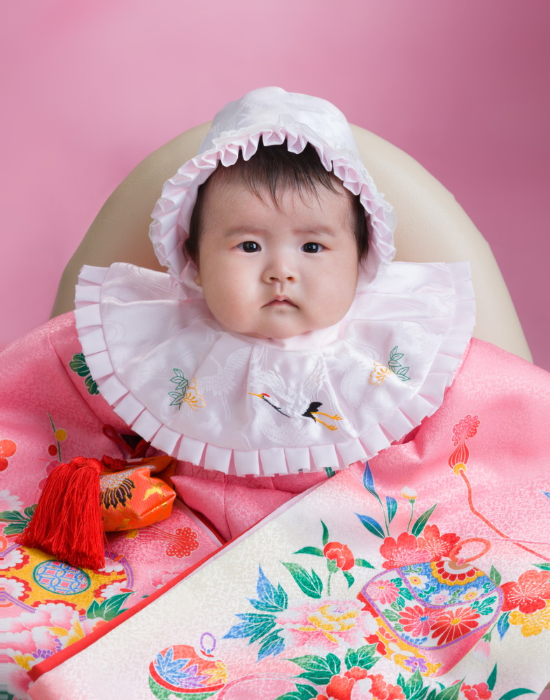 祝着に包まれたお宮参りの赤ちゃん