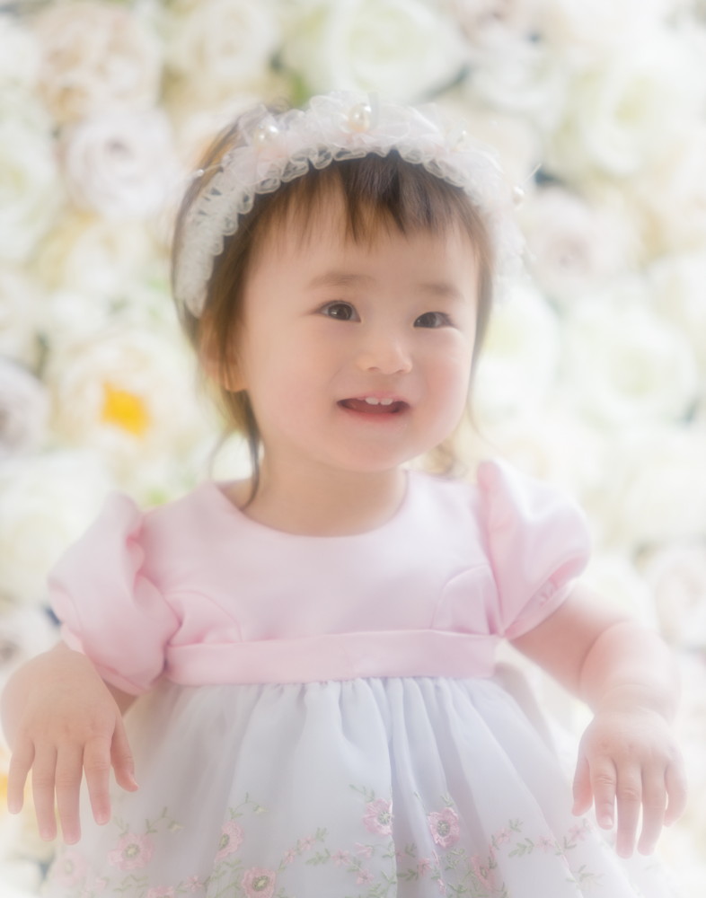 白い花を手にしたこどものポートレート