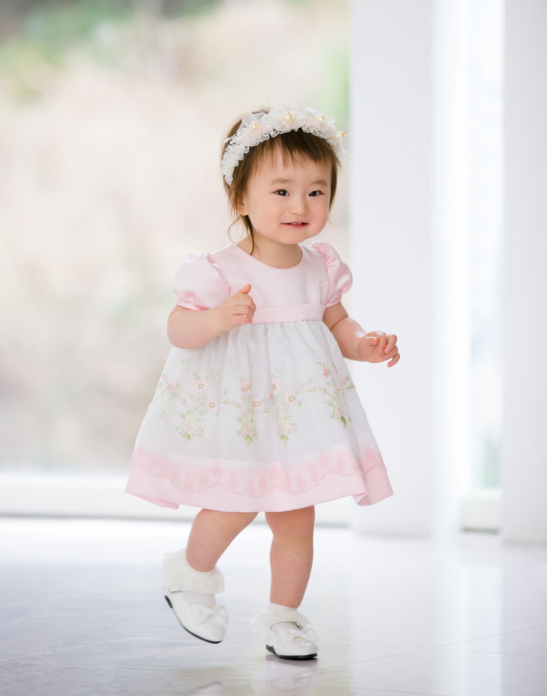 白い花を手にしたこどものポートレート
