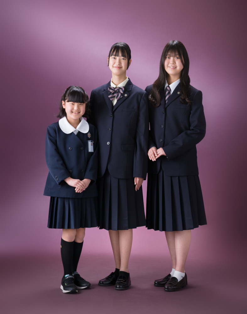 白い花を手にしたこどものポートレート