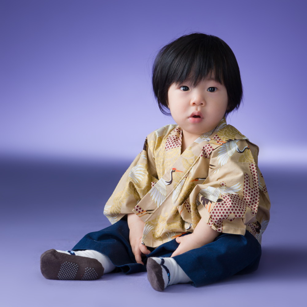 白い花を手にしたこどものポートレート