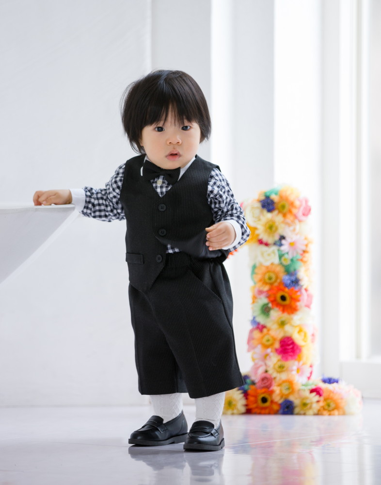 白い花を手にしたこどものポートレート