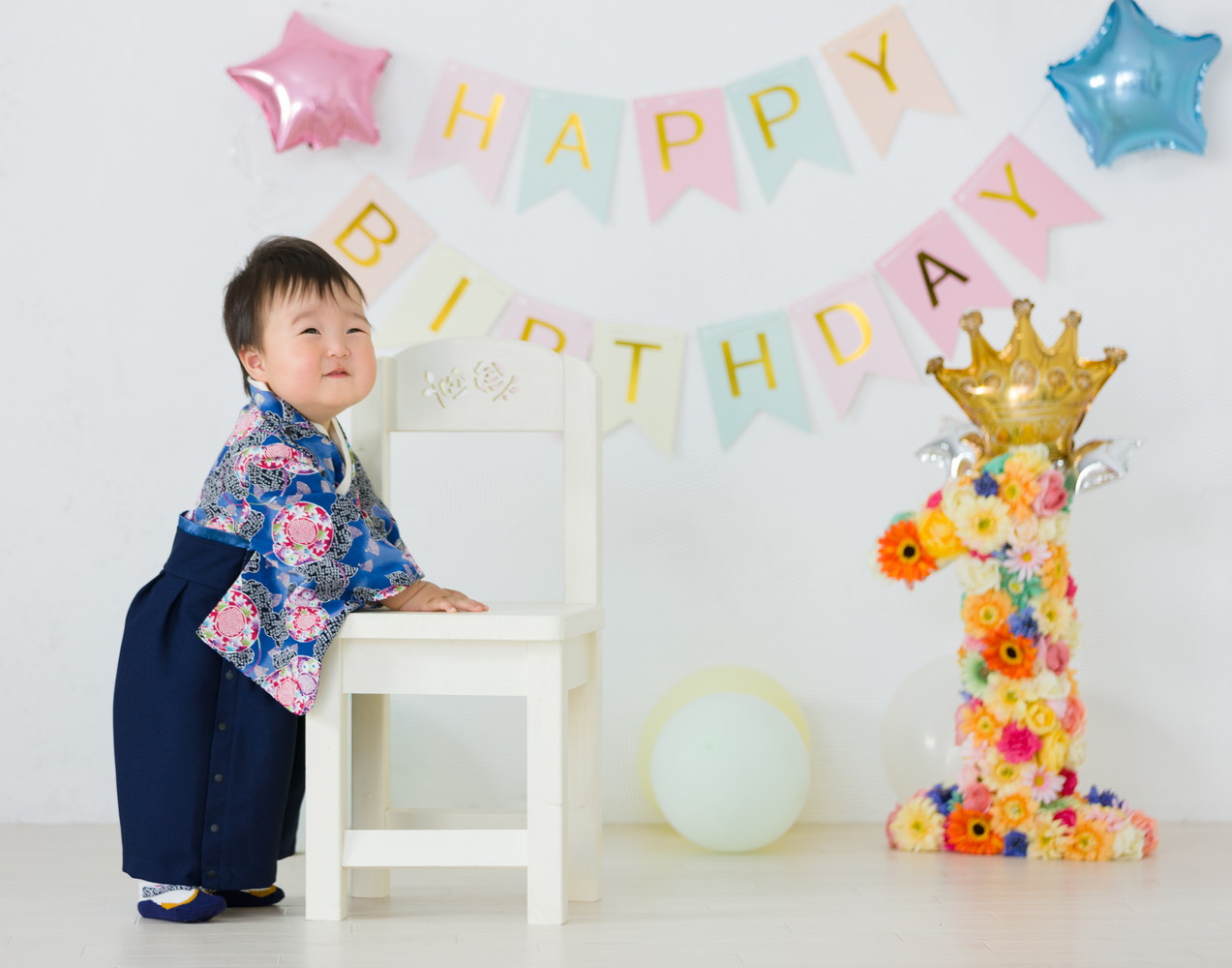 白い花を手にしたこどものポートレート