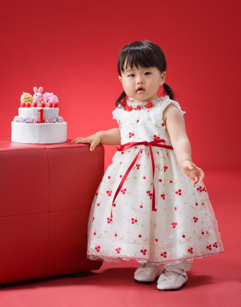 白い花を手にしたこどものポートレート