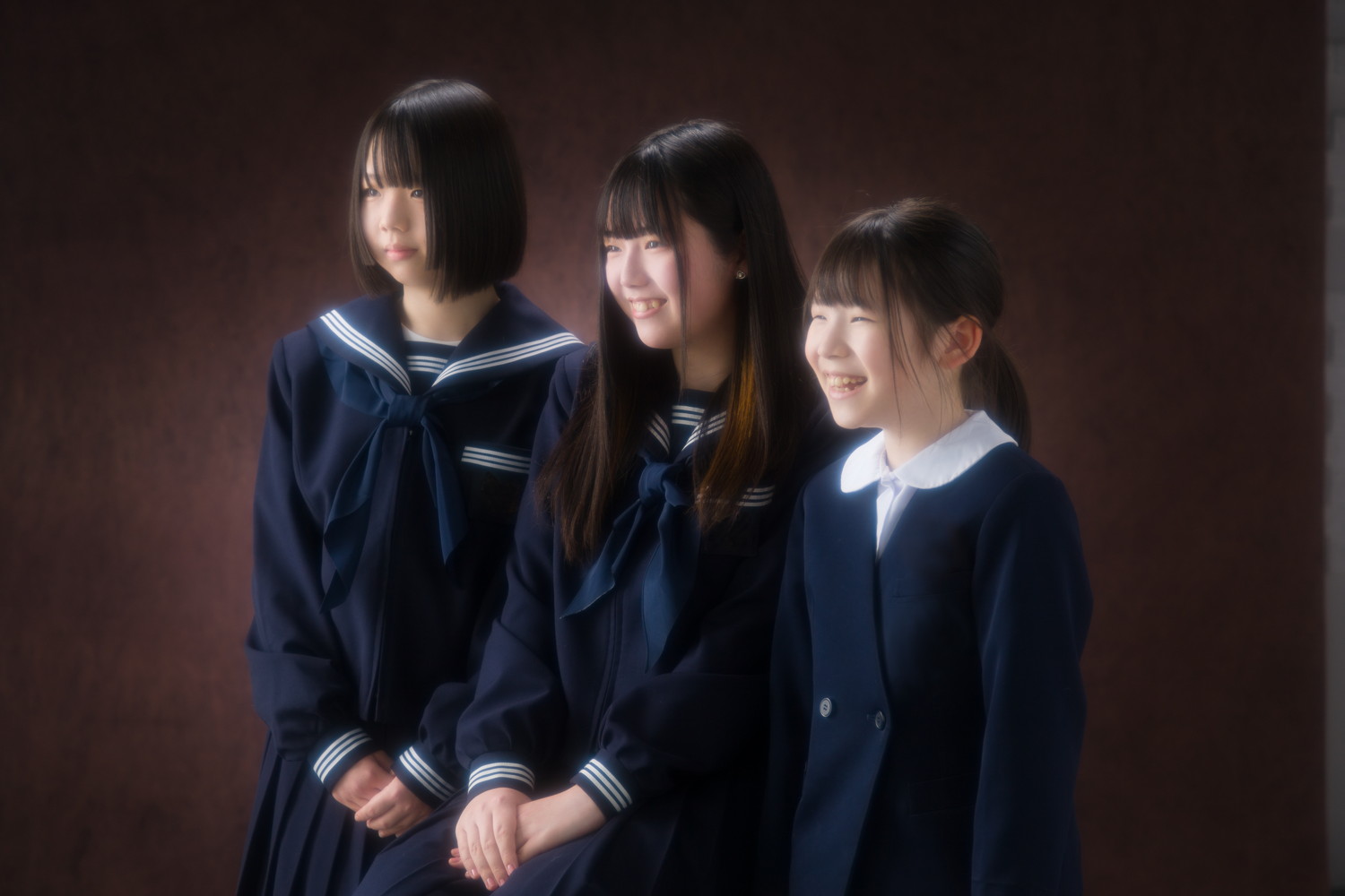 白い花を手にしたこどものポートレート