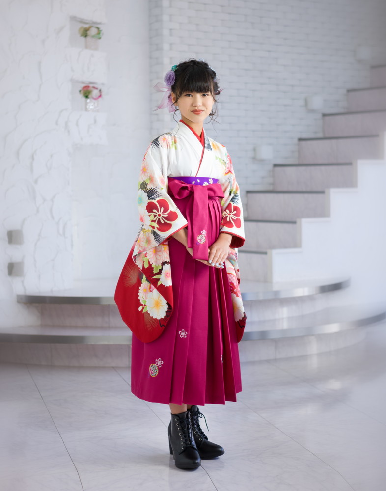 白い花を手にしたこどものポートレート