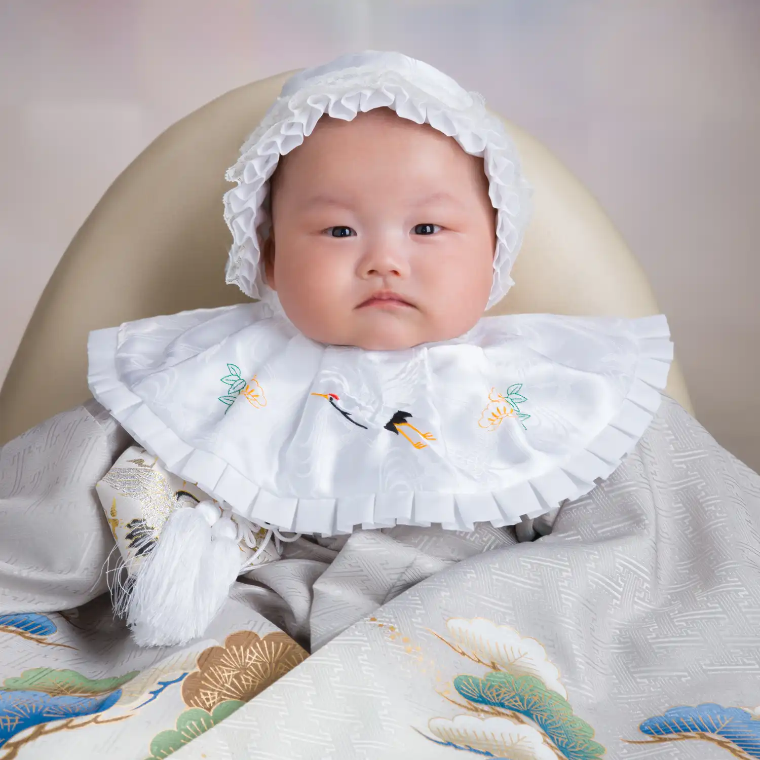 祝着に包まれたお宮参りの赤ちゃん