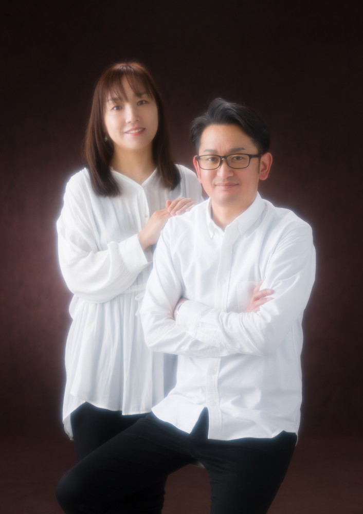 ソファに並ぶ家族の記念写真