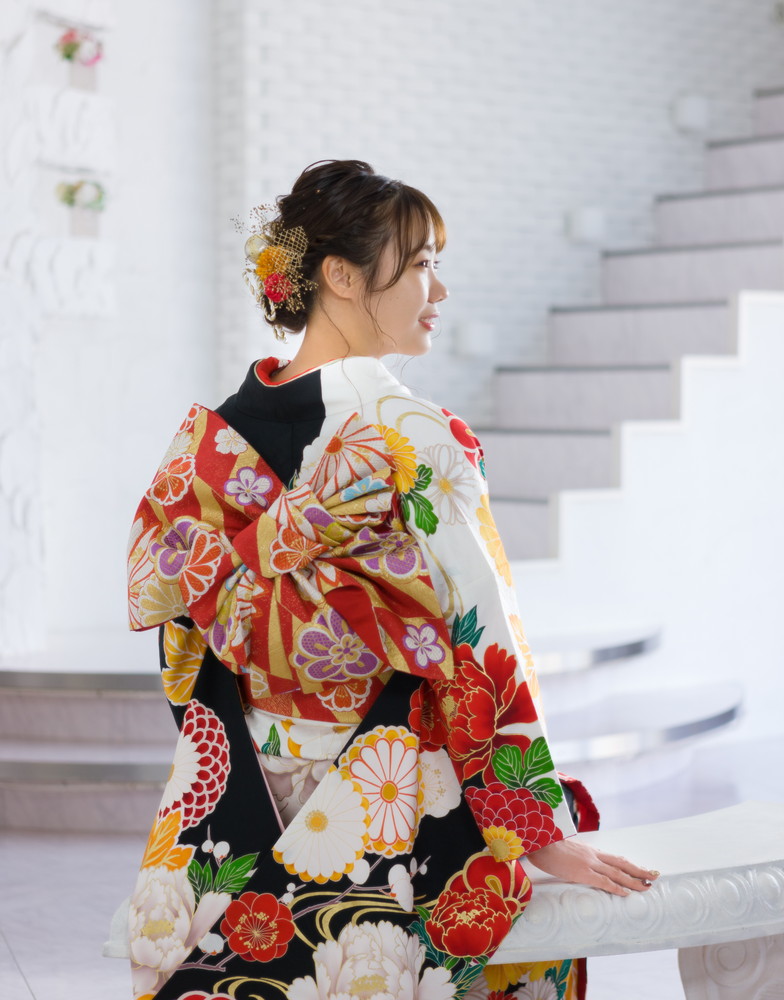 豪華な振袖で佇む成人の晴れ姿