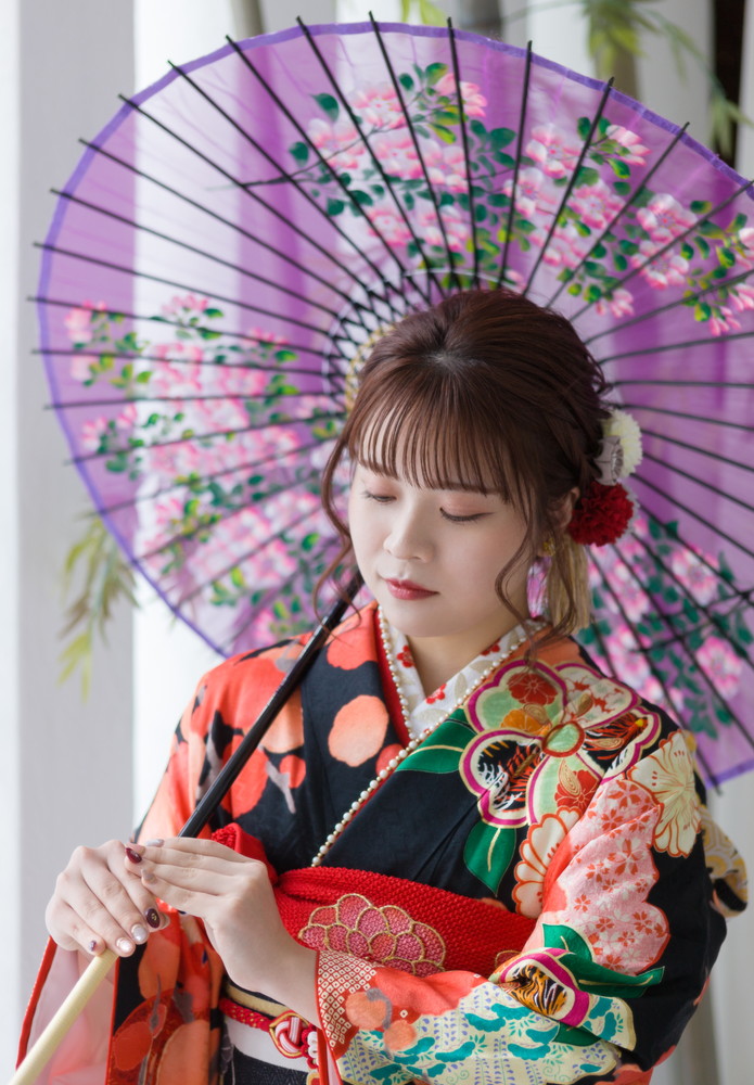 豪華な振袖で佇む成人の晴れ姿
