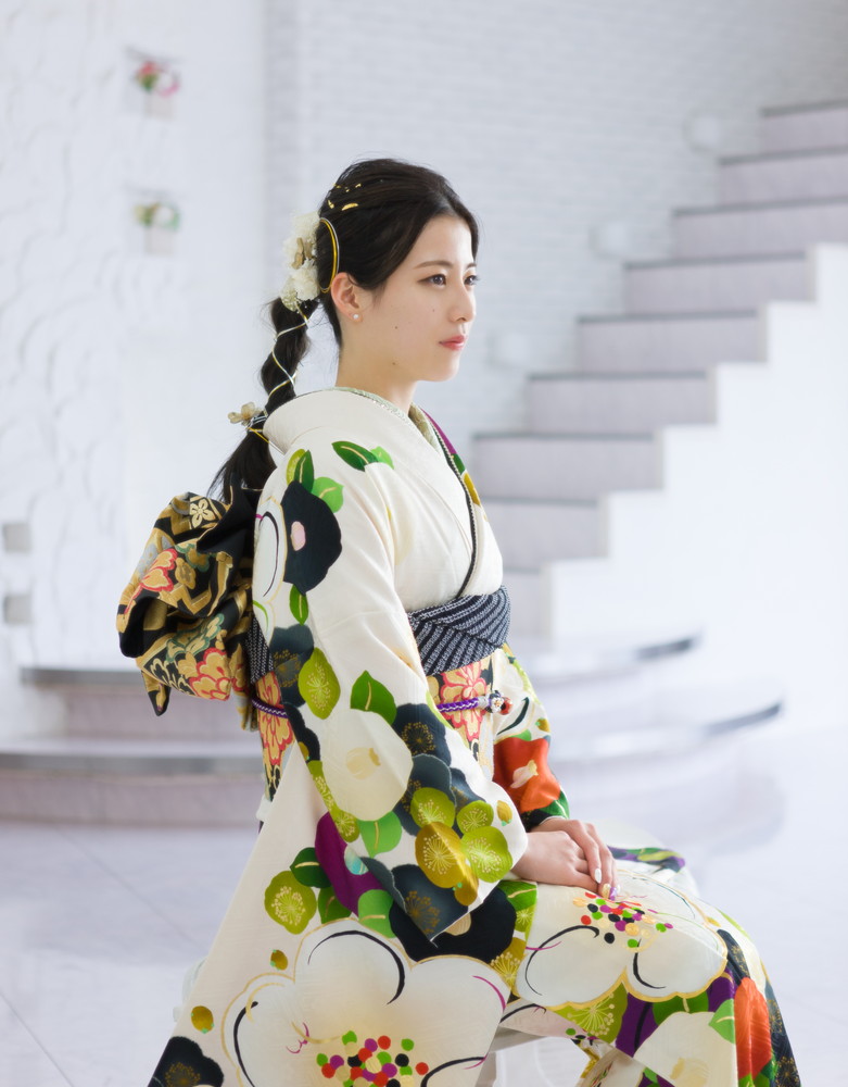 豪華な振袖で佇む成人の晴れ姿
