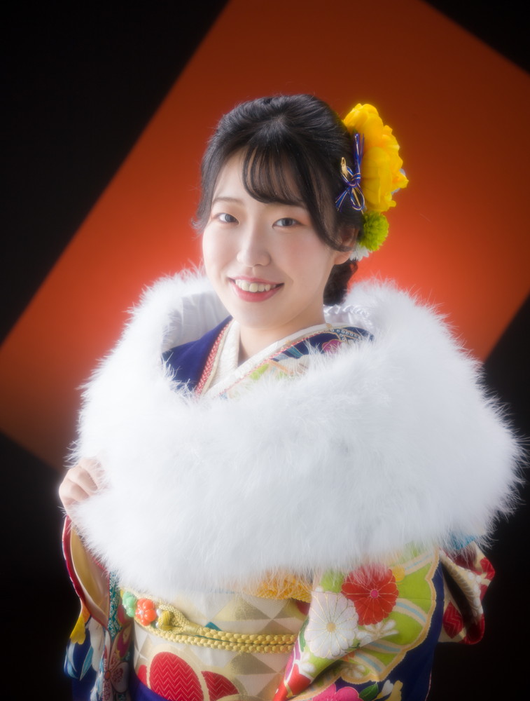 豪華な振袖で佇む成人の晴れ姿