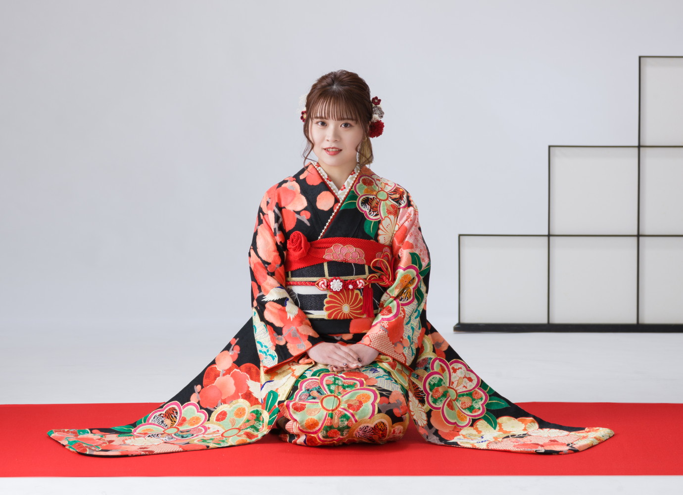 豪華な振袖で佇む成人の晴れ姿