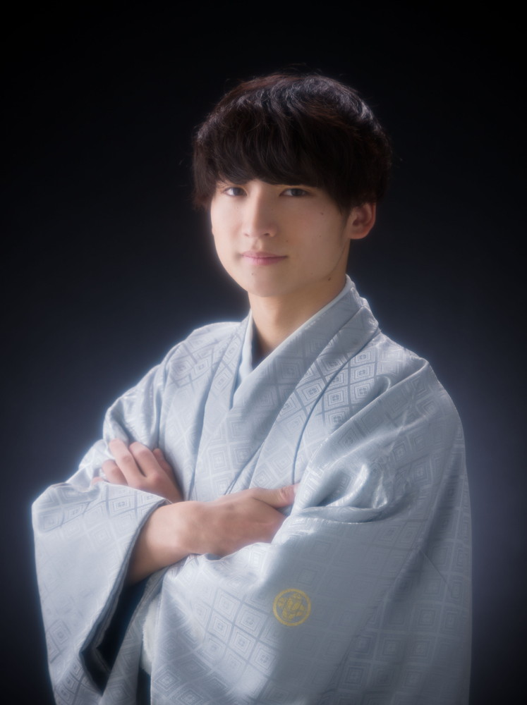豪華な振袖で佇む成人の晴れ姿