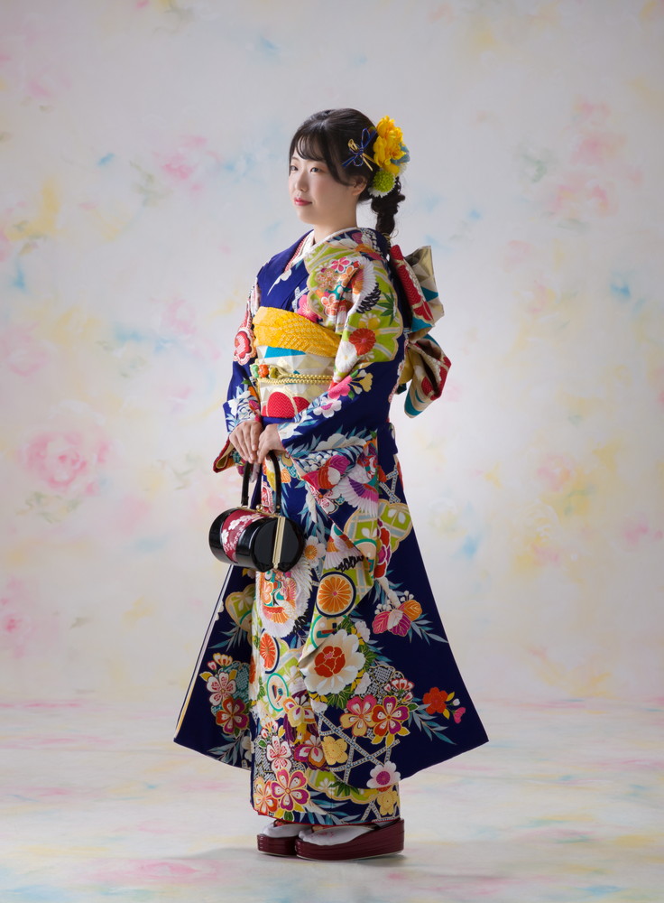 豪華な振袖で佇む成人の晴れ姿