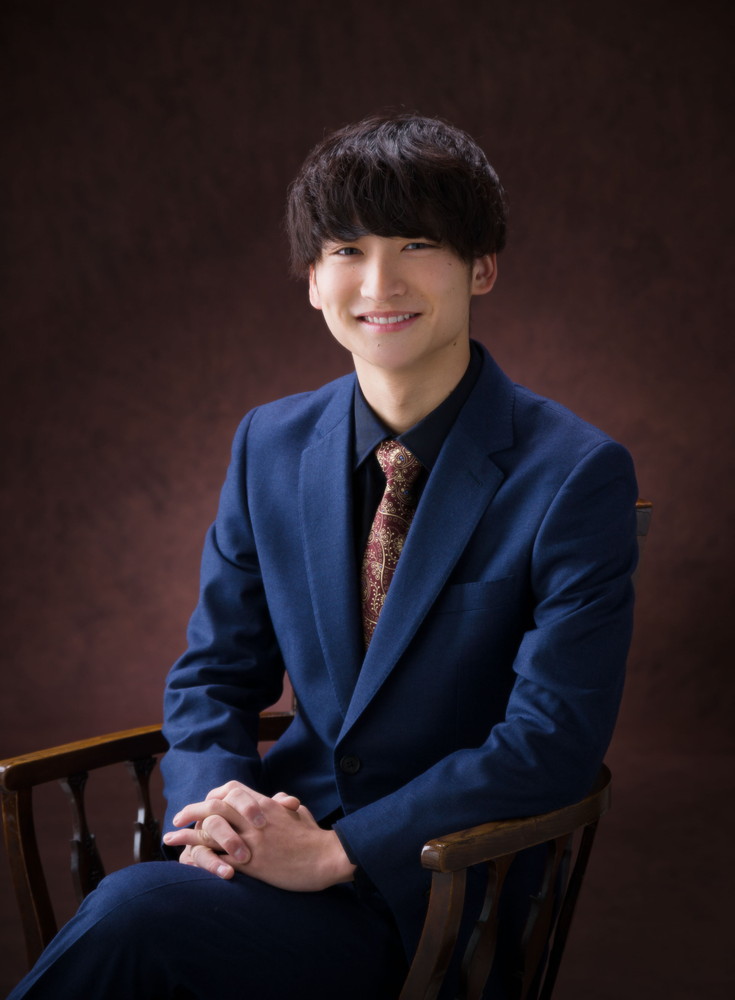 豪華な振袖で佇む成人の晴れ姿