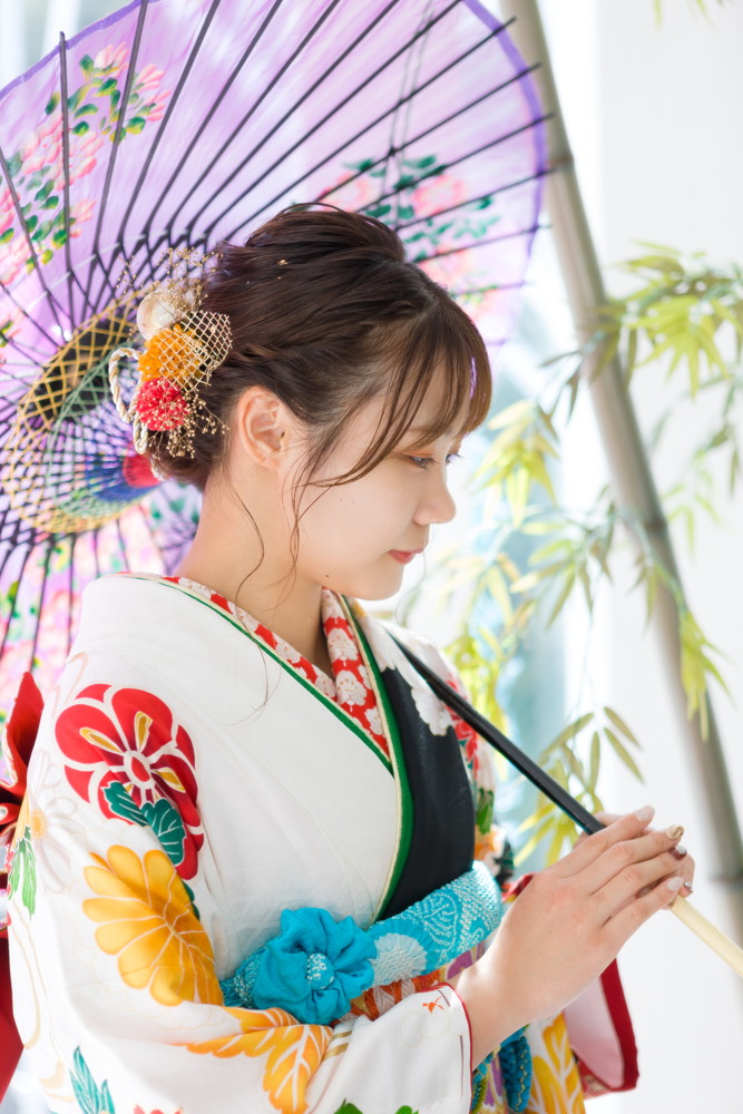 豪華な振袖で佇む成人の晴れ姿