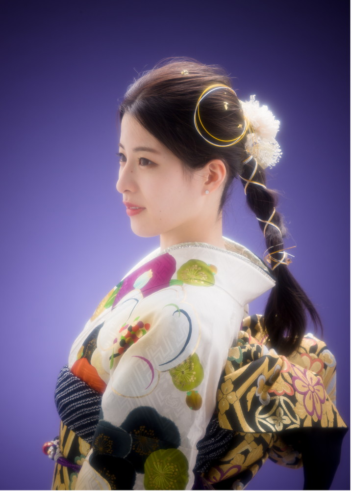 豪華な振袖で佇む成人の晴れ姿