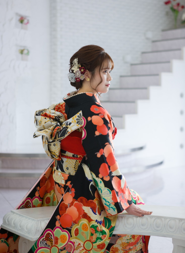 豪華な振袖で佇む成人の晴れ姿